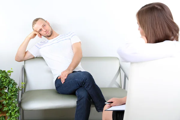 Hombre con problema en recepción para psicólogo — Foto de Stock