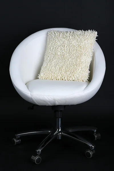 Cadeira branca com travesseiro no fundo preto — Fotografia de Stock