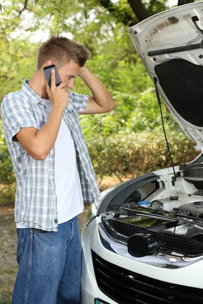 Hombre llamando servicio de reparación después de avería del coche — Foto de Stock