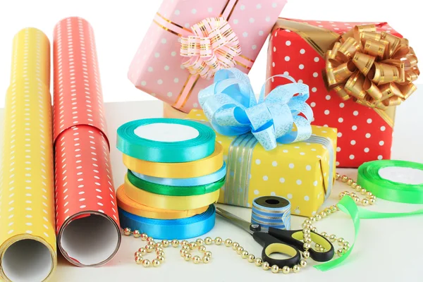 Materiales y accesorios para envolver regalos aislados en blanco — Foto de Stock