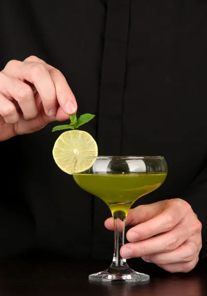 Bartender making and decorating cocktail on close-up — Stock Photo, Image