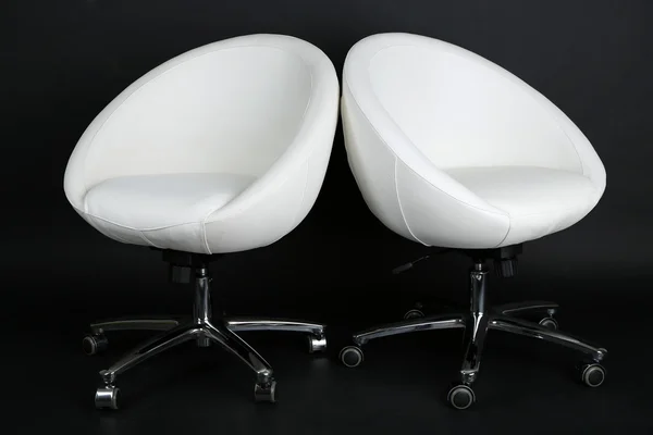 Cadeiras brancas no fundo preto — Fotografia de Stock