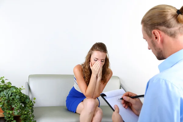 Mujer con problema en recepción para psicólogo — Foto de Stock