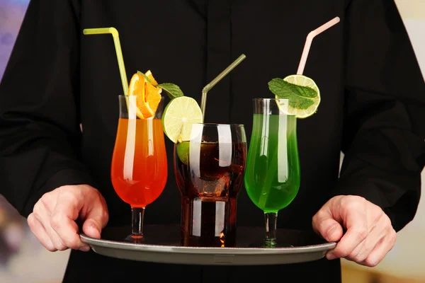 Barman com diferentes coquetéis, close-up — Fotografia de Stock