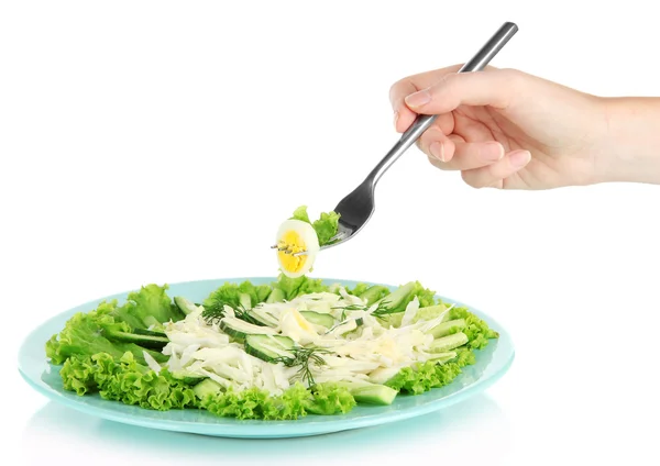 Main de femme avec fourchette et salade savoureuse, isolée sur blanc — Photo
