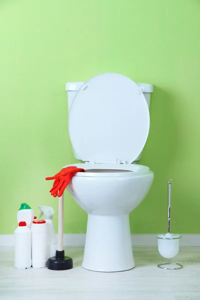 Vit WC-skål och renare flaska i ett badrum — Stockfoto