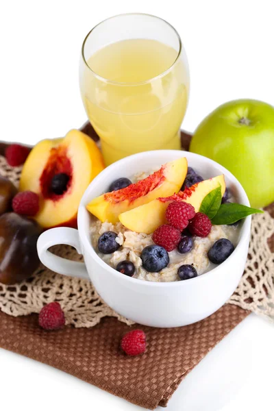 Haferflocken in Tasse mit Beeren auf Servietten isoliert auf weiß — Stockfoto