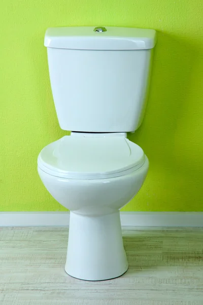 Witte toiletpot in een badkamer — Stockfoto