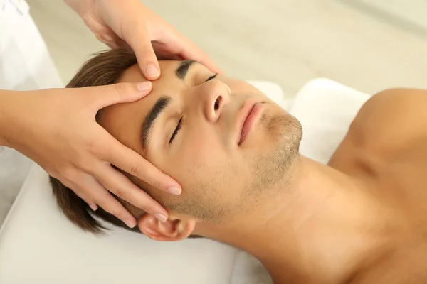 Uomo avendo testa massaggio da vicino — Foto Stock