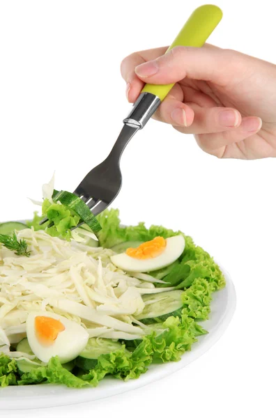 Main de femme avec fourchette et salade savoureuse, isolée sur blanc — Photo