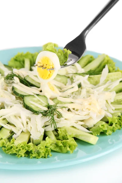 Forchetta e gustosa insalata, isolata su bianco — Foto Stock