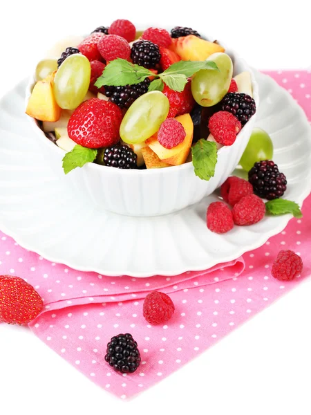 Ensalada de frutas en tazón, aislada sobre blanco —  Fotos de Stock