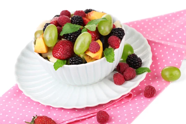 Salada de frutas em tigela, isolada em branco — Fotografia de Stock