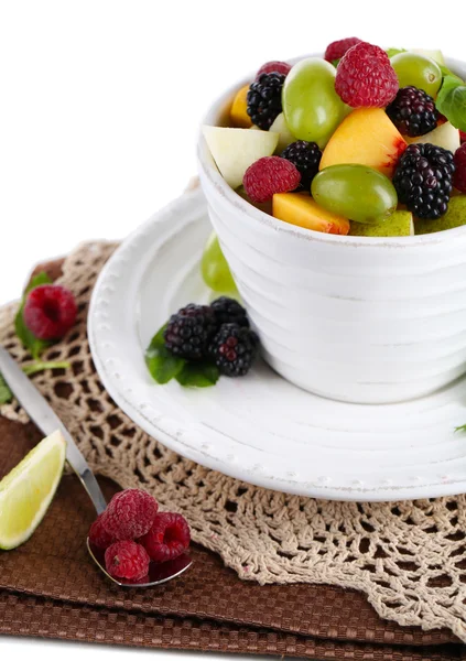 Salada de fruto em xícara em guardanapo isolado em branco — Fotografia de Stock