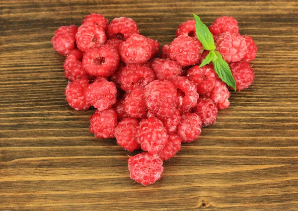 Frische Himbeere auf hölzernem Hintergrund — Stockfoto