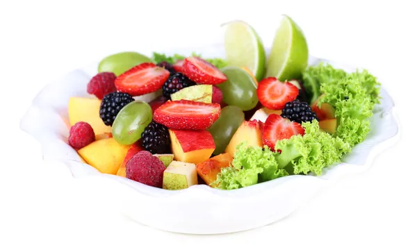 Plaka üzerinde beyaz izole meyve salatası — Stok fotoğraf