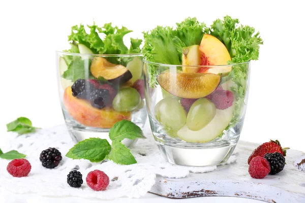 Salada de frutas em copos, isolada em branco — Fotografia de Stock