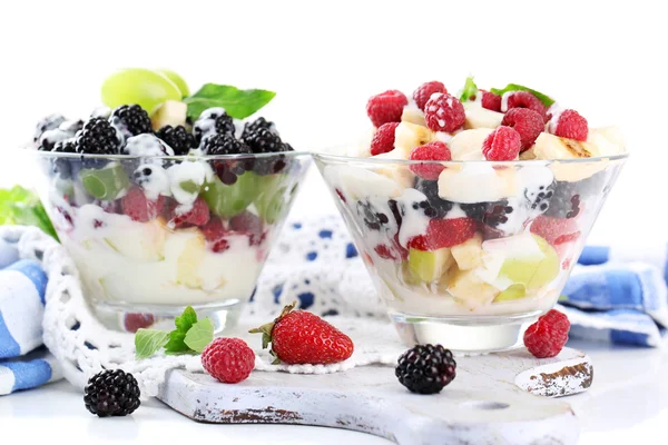 Insalata di frutta in ciotole di vetro, isolata su bianco — Foto Stock