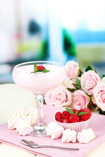 Postre de leche de frambuesa en copa de cóctel, sobre fondo brillante — Foto de Stock