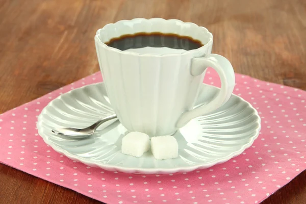 Чашка кофе на деревянном столе крупным планом — стоковое фото