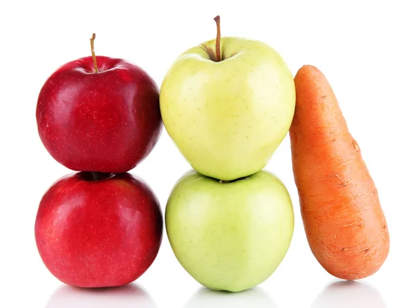 Pommes douces et carottes isolées sur blanc — Photo