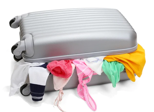 Koffer ohne fein säuberlich gefaltete Sachen isoliert auf weiß — Stockfoto