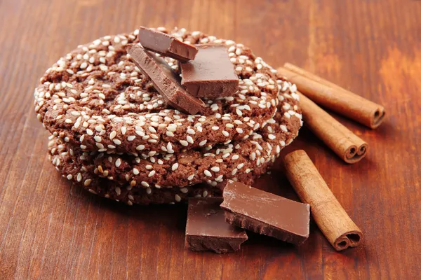 Zelfgemaakte koekjes met sesamzaad, op houten achtergrond — Stockfoto