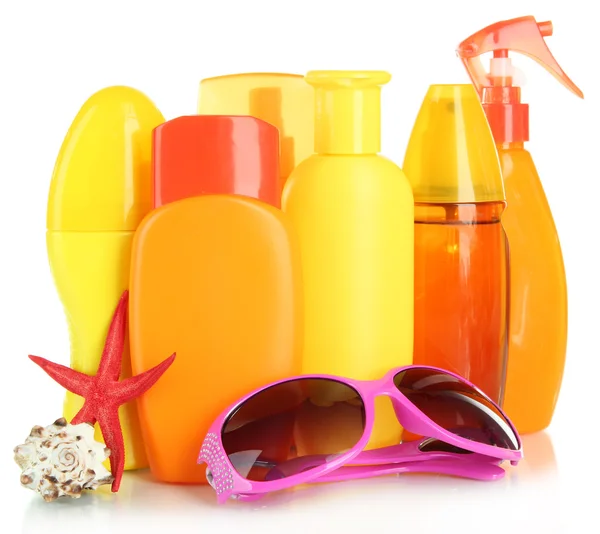 Botellas con crema bronceadora y gafas de sol aisladas en blanco —  Fotos de Stock