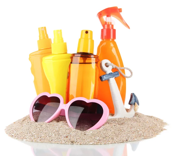 Botellas con crema bronceadora y gafas de sol, aisladas en blanco — Foto de Stock