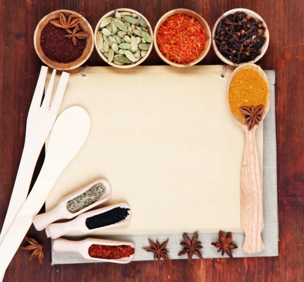 Verschillende kruiden en specerijen met lege witte lege voor recept — Stockfoto