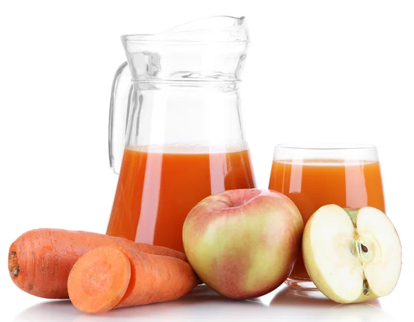 Морковный сок и свежая морковь и яблоко изолированы на белом — стоковое фото