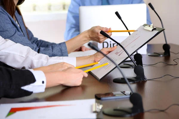 Konferenzgespräch mit Mikrofonen — Stockfoto