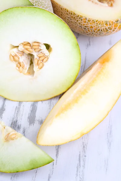 Reife Melonen auf Holztisch in Großaufnahme — Stockfoto