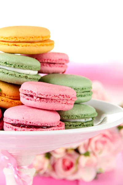 Macaroons suaves em vaso na mesa no fundo claro — Fotografia de Stock