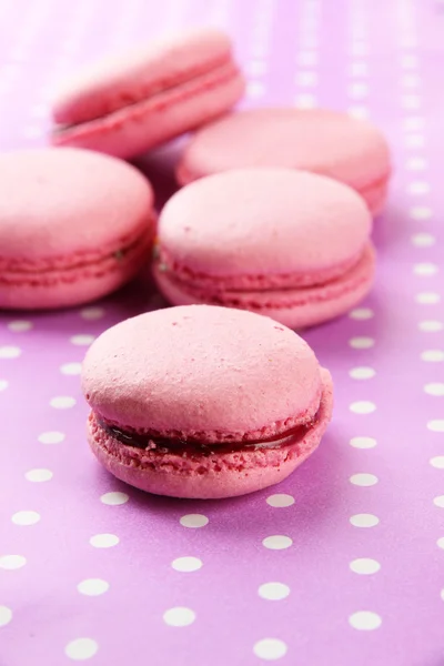 Mild macaroons på tabell närbild — Stockfoto