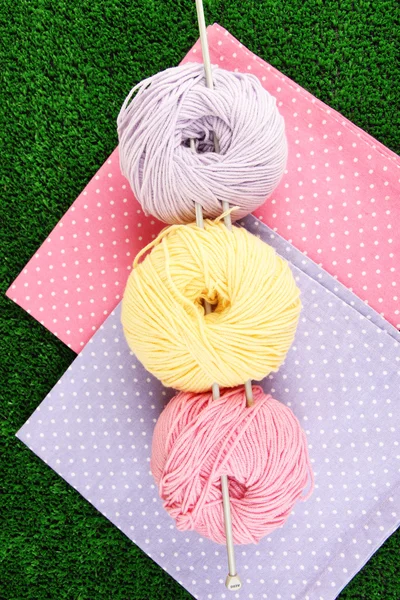 Truffes multicolores avec serviettes sur herbe gros plan — Photo