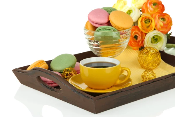 Kaffe och mandelbiskvier på bricka isolerad på vit — Stockfoto