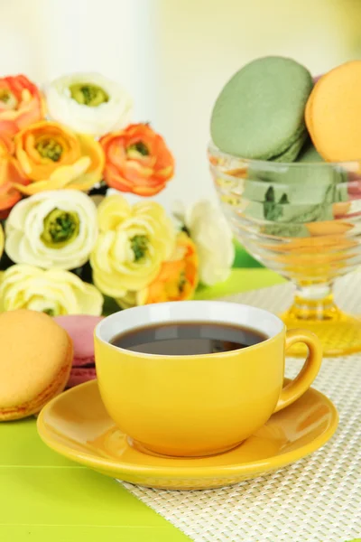 Kaffe och mandelbiskvier på bordet på ljus bakgrund — Stockfoto