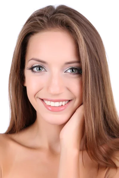 Όμορφη κοπέλα με απαλό μακιγιάζ και λαμπερό δέρμα close-up απομονωθεί σε λευκό — Φωτογραφία Αρχείου