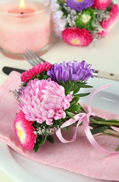 Festliche Tischdekoration mit Blumen lizenzfreie Stockbilder