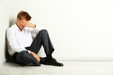 gri duvar zemin katta oturan genç işadamı