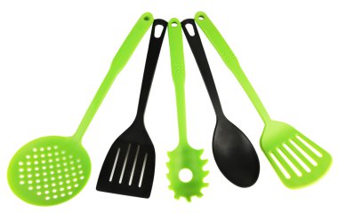 Plastik mutfak eşyaları üzerinde beyaz izole