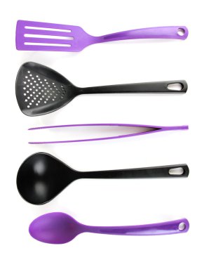 Plastik mutfak eşyaları üzerinde beyaz izole