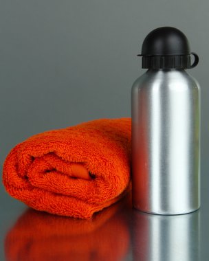 spor şişe ve gri arka plan üzerine havlu
