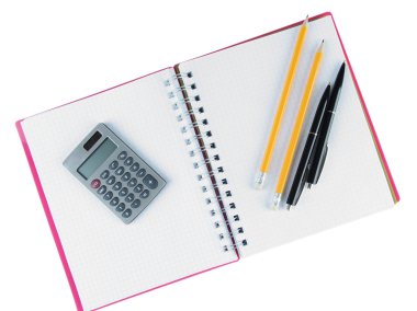 defter kalem, kalem ve üzerinde beyaz izole hesap makinesi ile