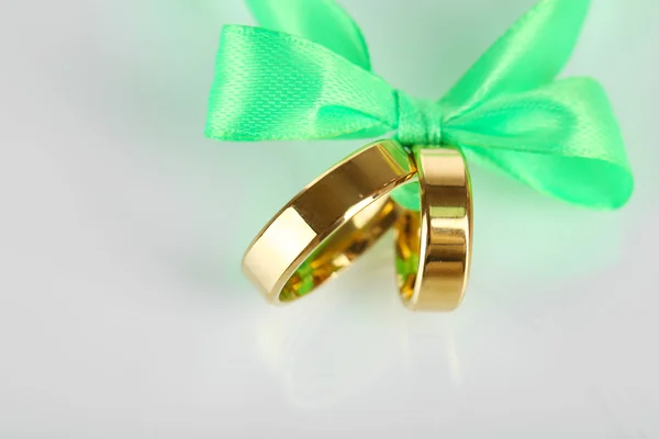 Wedding rings tied with ribbon isolated on white — Stock Photo, Image