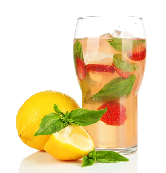 Basil limonade met aardbei in glas, geïsoleerd op wit — Stockfoto