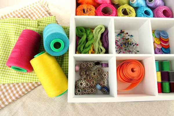 Herramientas y materiales para coser en caja de cerca —  Fotos de Stock