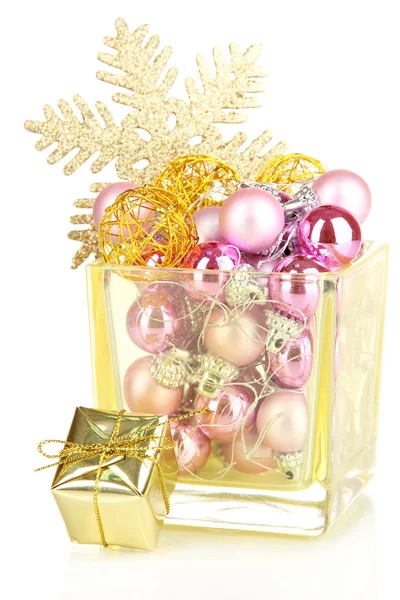 Kerstdecoraties in glazen vaas geïsoleerd op wit — Stockfoto