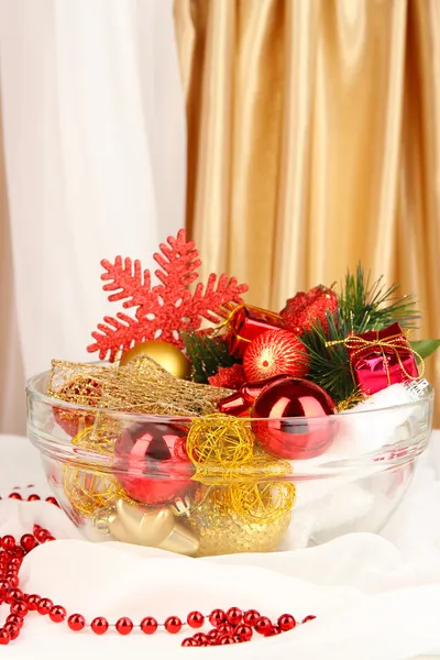 Decorações de Natal em vaso de vidro de perto — Fotografia de Stock